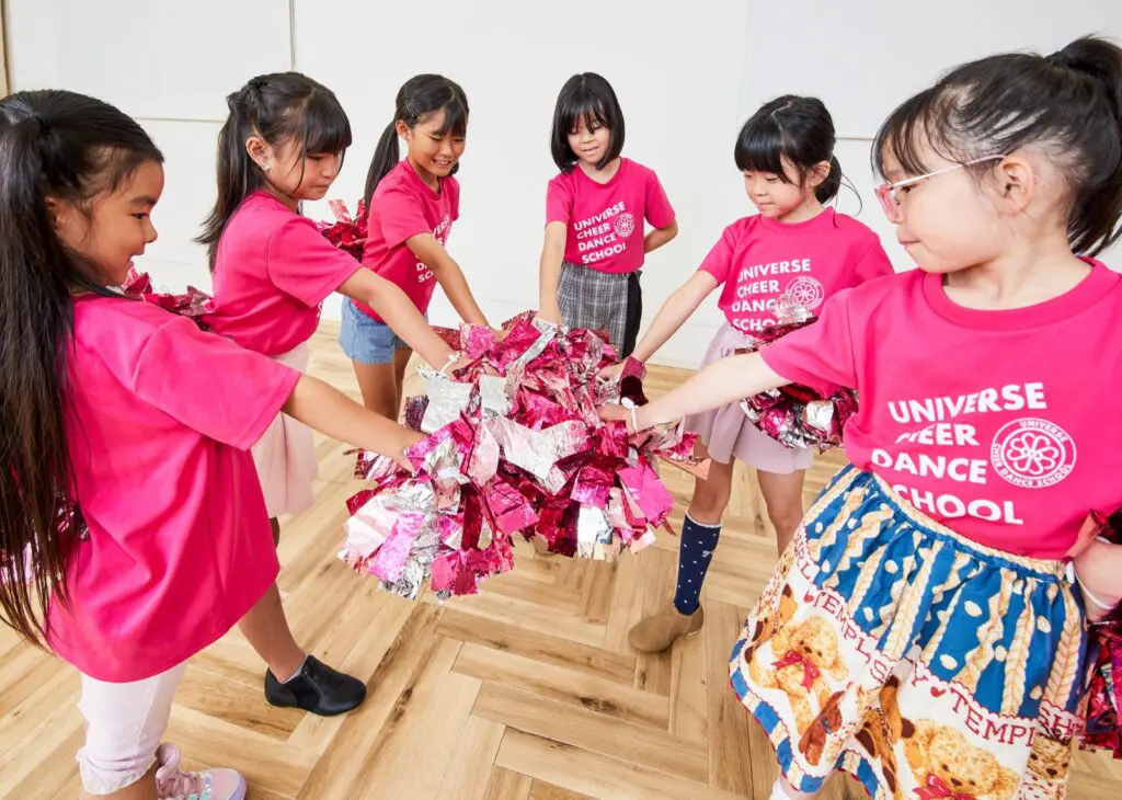 ポンポンを中央に集める子どもたち