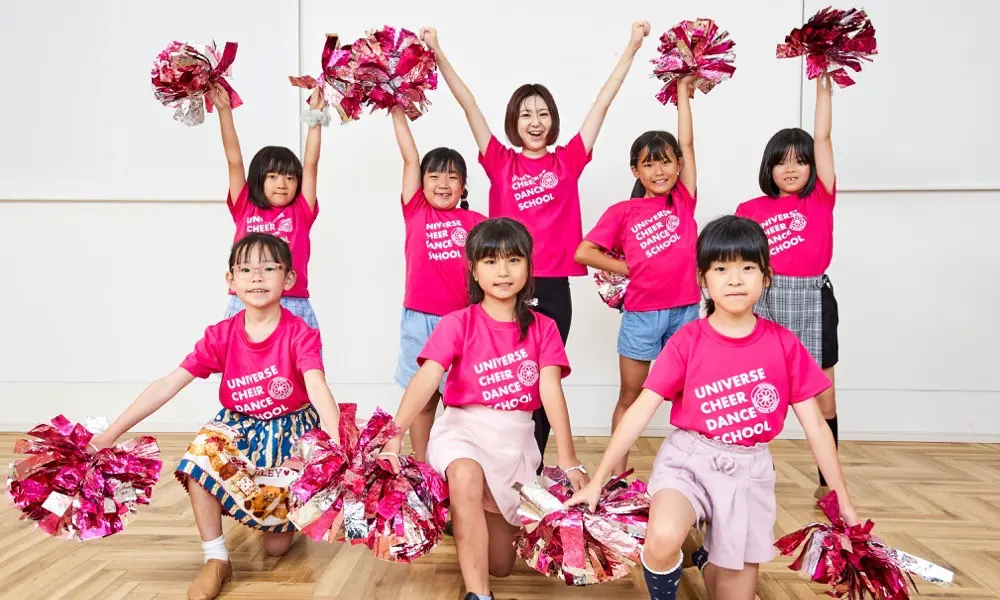 ユニバースチアダンススクールの講師と子どもたち